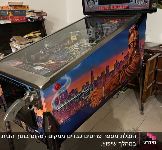 מכונת פינבול עם עיצוב של דמות מחזיקה אקדח